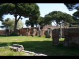 07139 ostia - regio i - insula xii - sede di una corporazione (i,xii,8) - suedporticus  der terme del foro (i,x,ii,6).jpg